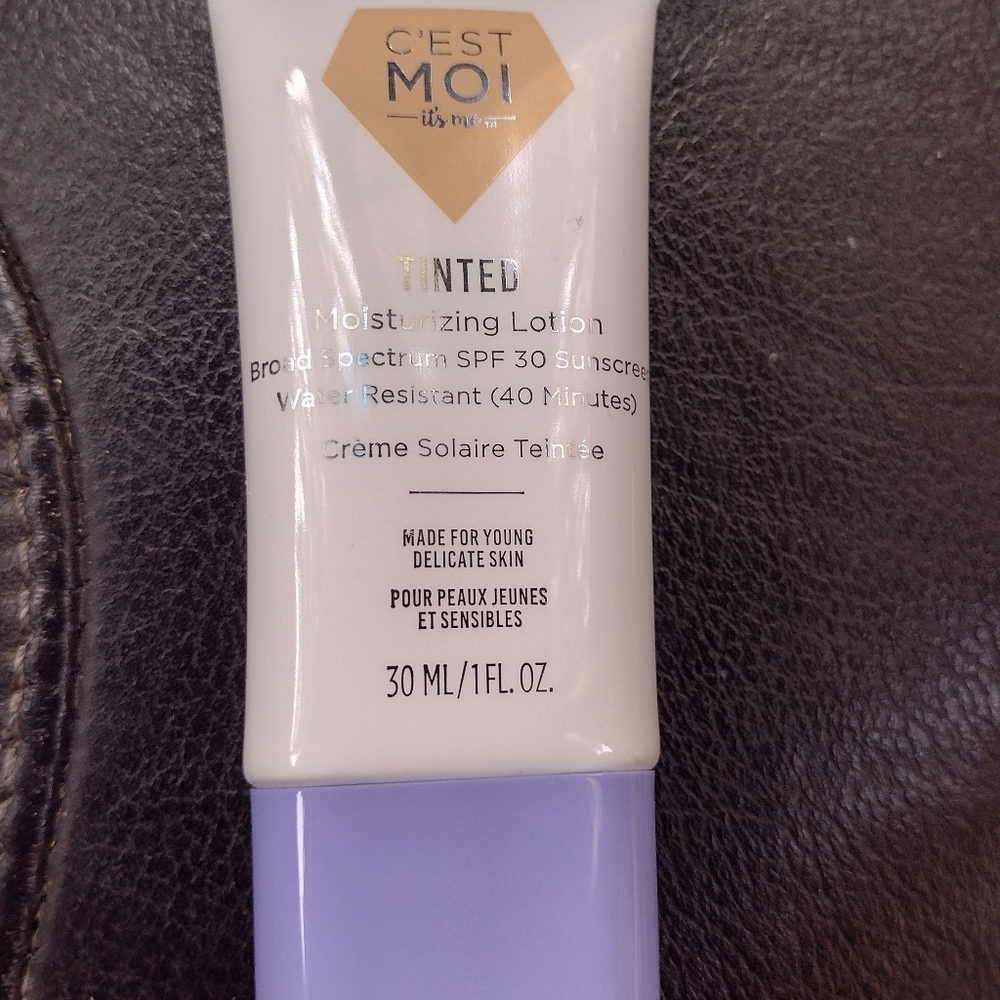 C'EST ΜΟΙ it's meTINTEDMoisturizing